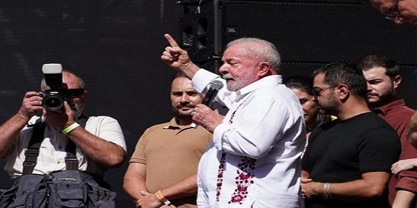 No 1º de Maio das centrais sindicais, Lula anuncia volta do aumento real do salário mínimo