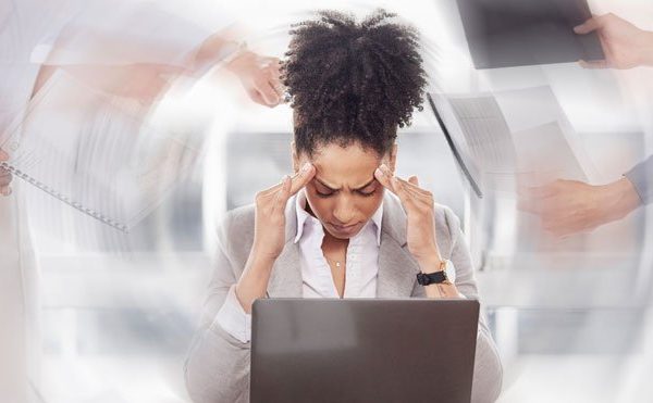 ‘NÃO EXISTE FELICIDADE NO TRABALHO’  Modelo de gestão pelo medo nos bancos produz as doenças mentais, denuncia pesquisadora